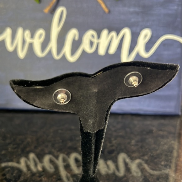 Small Crystal earrings NWOT - Picture 2 of 4